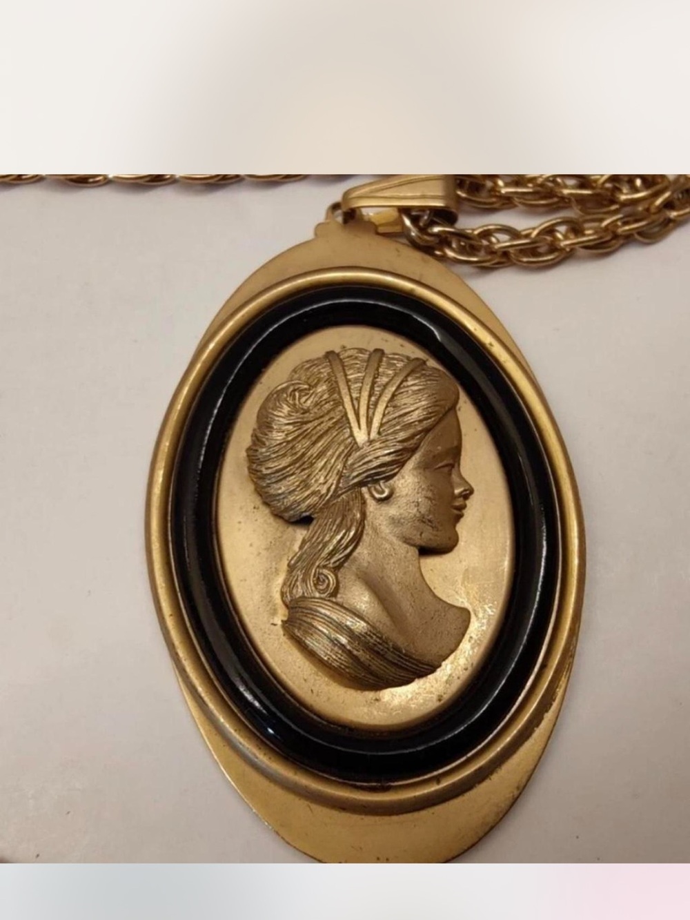 Vintage Avon kamee pendent with chain. 1970